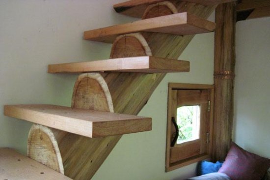 楼梯设计有新样式 山上砍根树木做踏板用更有特色