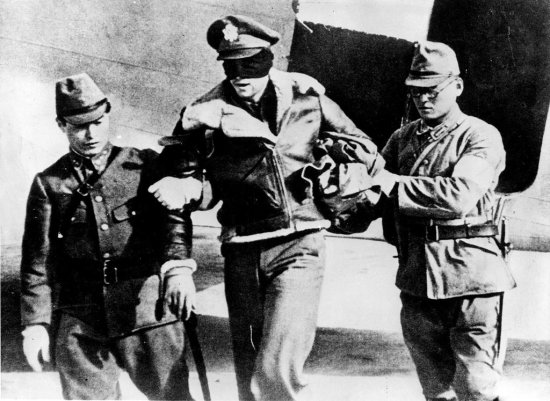 二战著名照片中，这个被日军抓获的美国飞行员<em>活下来了吗</em>？