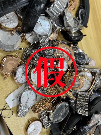 重庆警方破获一<em>起</em>销售假冒<em>名牌手表</em>案，涉案金额2000万元