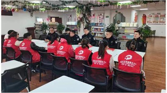 哈尔滨市平房公安分局与优秀社区工作者代表召开打击整治网络...