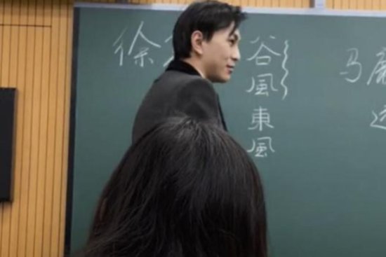 上海某高校老师撞脸“靳东”，颜值与才华并存，他的课学生从不...