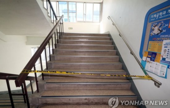 <em>韩国女大学生</em>遭强奸后坠亡：赤身流血倒在路边 嫌犯是同学
