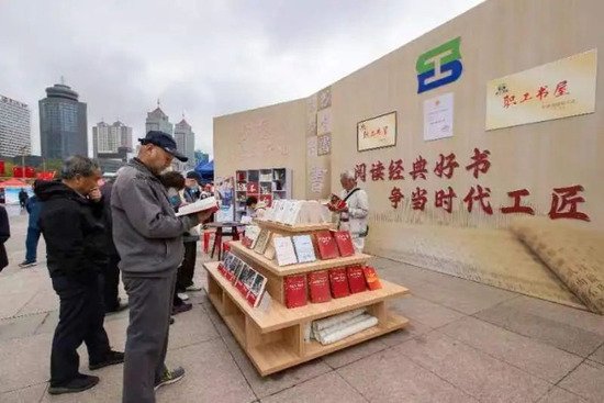 青海工会职工书屋建设成果亮相“书香青海·全民阅读”宣传活动