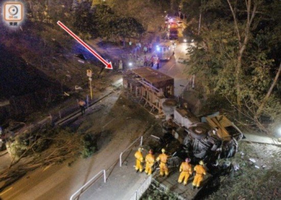 香港一<em>货柜车</em>失控冲撞巴士站 导致1死6伤
