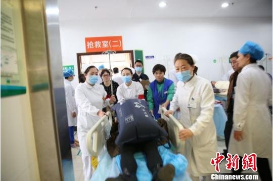 上海高速公路多车追尾 44名伤员分别入院救治4人罹难