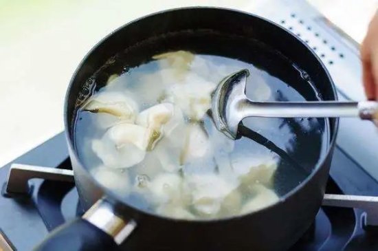 <em>煮速冻饺子</em>，到底是用冷水煮还是热水煮?