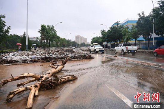 直击北京大暴雨：发生小规模山洪 已致2人遇难