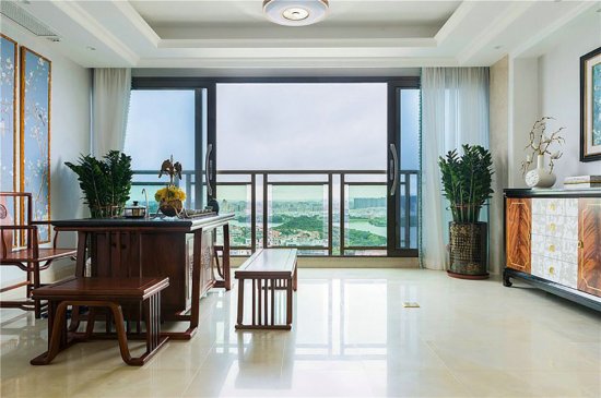 127平古典风四居室湖景房客厅雍容华贵，窗外是风景室内是生活