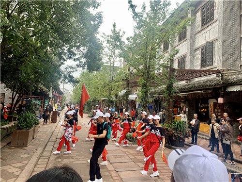 “爱成都·迎大运”龙泉驿区文艺迎大运主题活动在洛带古镇举行
