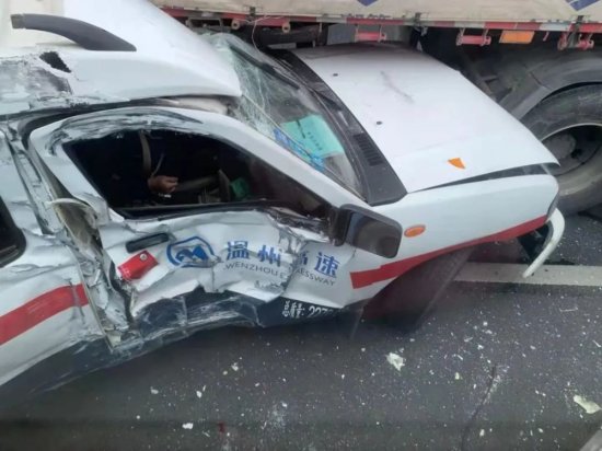 泰顺至温州<em>机场大巴车</em>在高速上发生事故，造成三车相撞