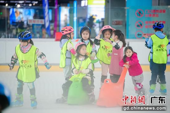 <em>全国</em>青少年体育冬令营滑冰项目广州开营