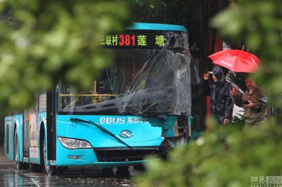 深圳一公交车失控撞上<em>路边大树</em> 11乘客受伤