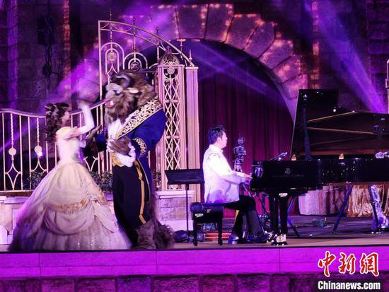 钢琴家郎朗在香港迪士尼演奏经典乐曲