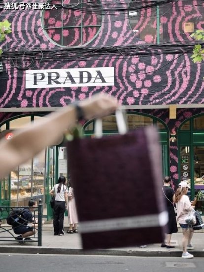 买菜竟送包？Prada也开菜市场？ 上海乌中市集Prada限定店！