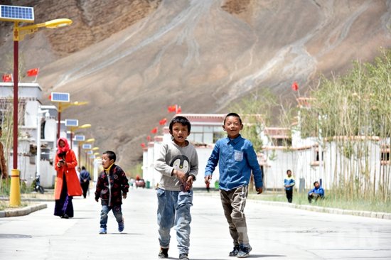 海拔四千二百<em>米</em>之上的家：西藏阿里牧民进城记