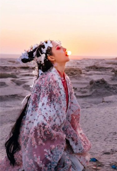 这个90后姑娘用最美中国风拍出最妖艳百鬼，还狂撩了110万粉！