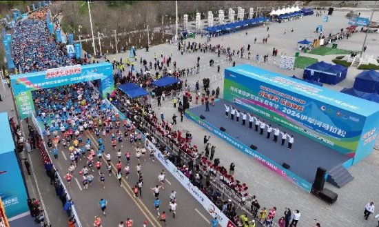万名跑者齐聚新疆伊宁 前100名选手可直通南京马拉松
