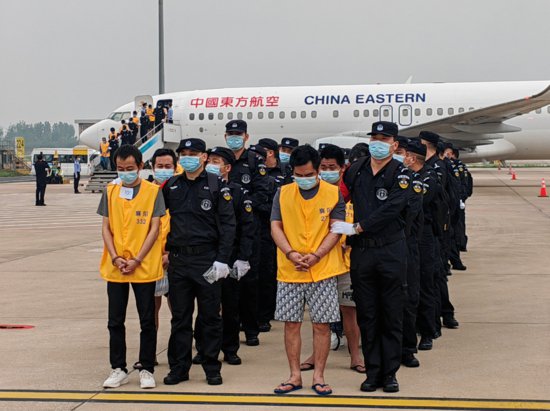680余名中国籍涉赌诈违法犯罪<em>嫌疑</em>人被分批从柬埔寨押解回国