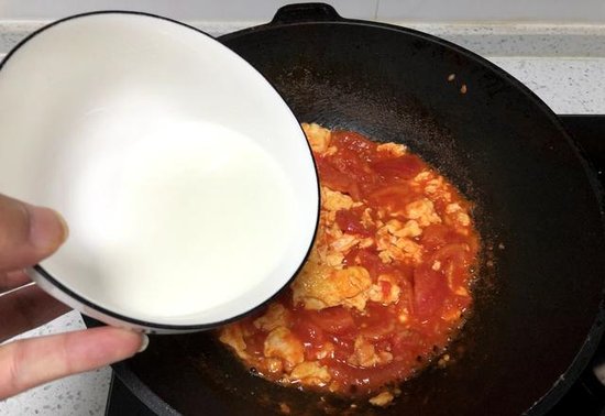 <em>番茄炒鸡蛋怎么做</em>最好吃？掌握3个小技巧，汤汁浓郁，鸡蛋不发腥