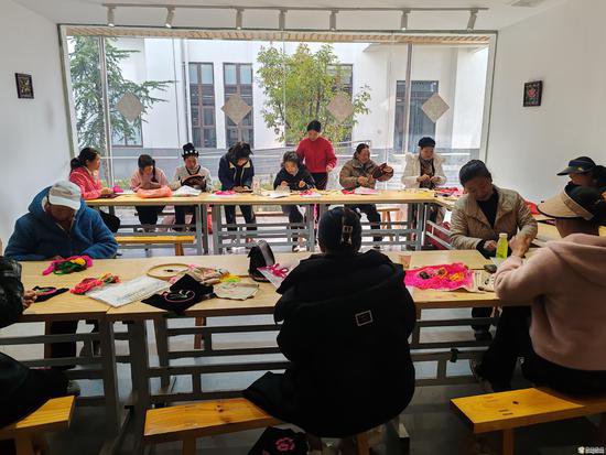 迪庆州妇联在维西县举办傈绣手工编织培训
