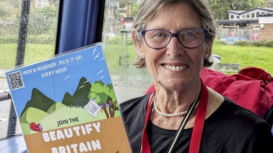 英国79岁老奶奶坐免费公交<em>捡垃圾</em> 呼吁人们美化家园