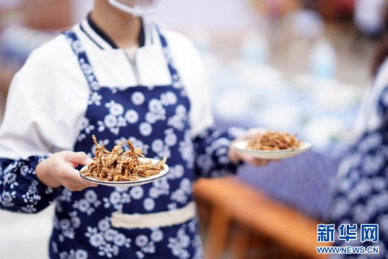 乐山市市中区第二届临江鳝丝美食文化节举行 百人同品非遗美食