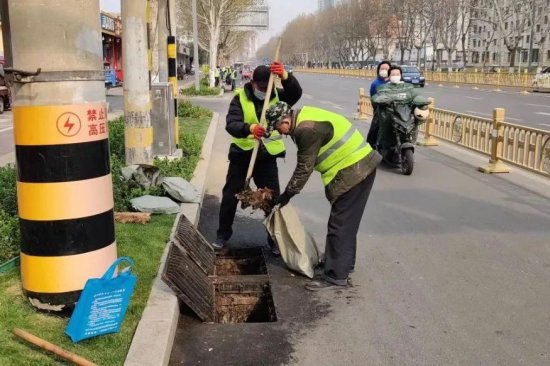 济宁中心城区直管道路雨水井春季清淤工作全面展开