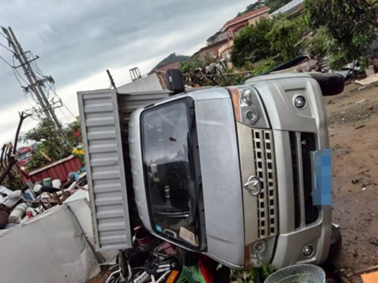 广州龙卷风现场清理工作继续，十多个上百斤水箱被吹...