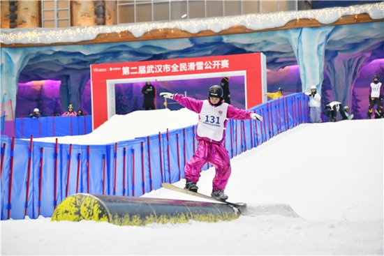第二届武汉市全民滑雪公开赛在<em>武商</em>热雪奇迹滑雪场举行