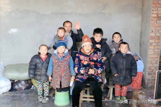 徐州这户家庭，有8个孩子，经常被围观，平时家里比幼儿园还热闹