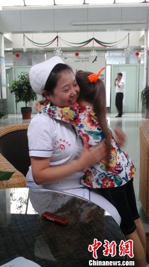 外国10岁女童的中国求医生活：病房里的“小外交官”