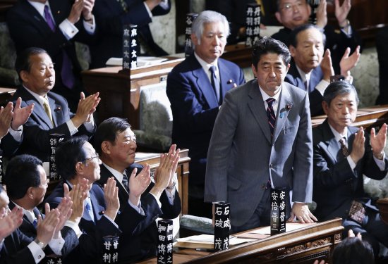 安倍刷新<em>日本首相</em>连续在任纪录，支持率却降至执政以来最低