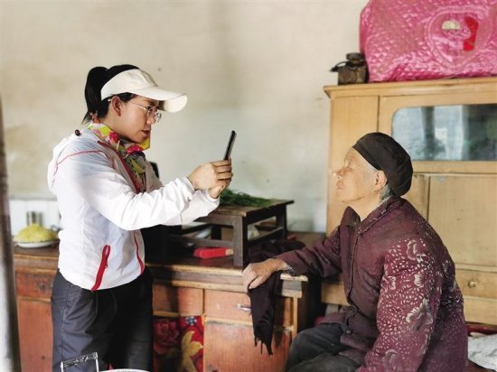 定西通渭县“网红”女干部用短视频触摸每一寸乡土