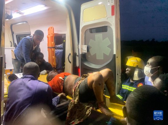 加纳一<em>大客车</em>与油罐车相撞造成至少16人死亡