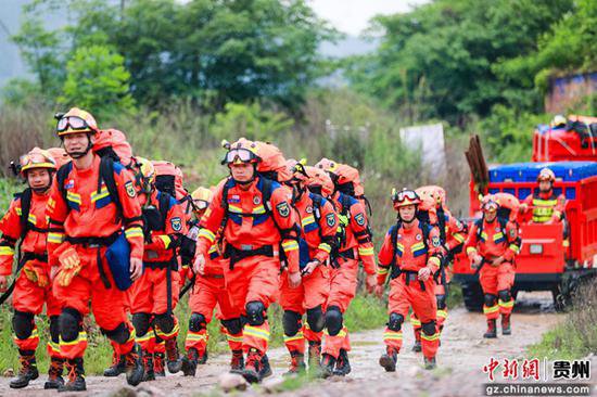 贵州<em>遵义</em>消防救援支队：消防员徒步3.8公里前往演练震中