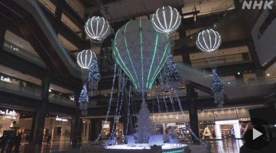 盼重启出国旅游！ 日本热气球造型<em>圣诞树</em>表达心愿