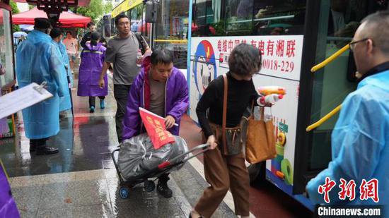 强降雨致上万名旅客滞留<em>湖南郴州</em> 当地上演紧急转运