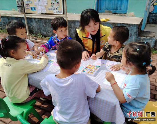 阅读与游戏结合 百色农村学前儿童乐享快乐阅读