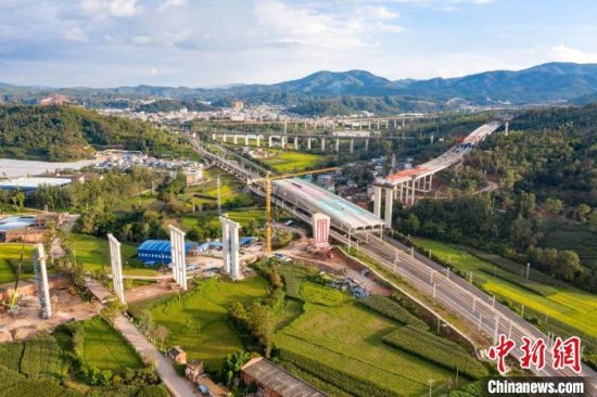 <em>中国最重</em>悬浇T型刚构桥“华丽转身” 全桥重2.36万吨