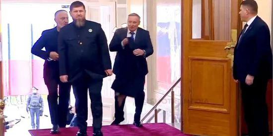 47岁车臣领导人现身普京的就职典礼，脱外套需两人帮忙，健康...