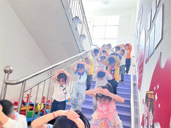 兴国县兴莲乡中心幼儿园开展防震减灾应急疏散演练活动