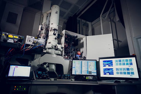 利用全新量子显微镜，科学家首次观察到纳米光晶体内光的动态