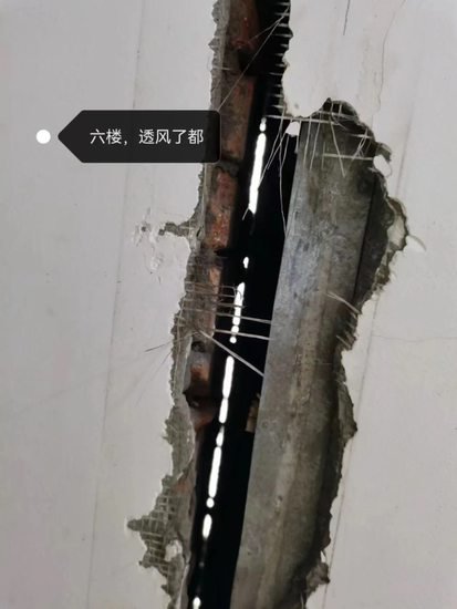 黑龙江一高校学生公寓三至六<em>楼</em>墙体开裂 校方：已转移学生