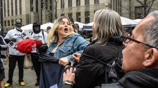 <em>特朗普</em>被传讯前，他的支持者和反对者在曼哈顿法院外发生摩擦