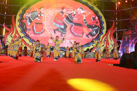首届“阿买妮”<em>诗歌</em>奖颁奖仪式在“贵州之巅”举行