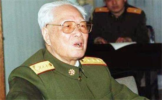 1992年，已经退居二线的邓公，为啥提议江同志重用刘华清<em>和张震</em>...