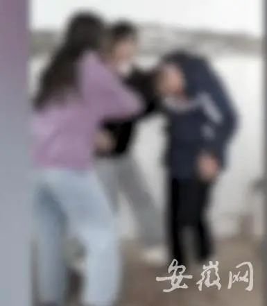 安徽滁州13岁<em>女生</em>被<em>扇巴掌</em>64次，打人者要求拍摄者“凑近点！”