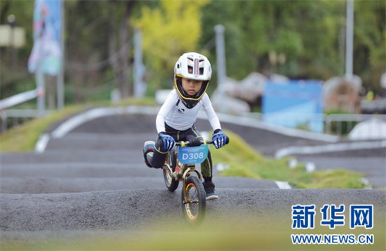 2023贵州省高校山地自行车赛鸣枪开赛-新华网