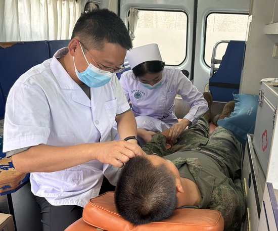 奋战高温酷暑，东部战区总医院泌尿外科优质服务保健康
