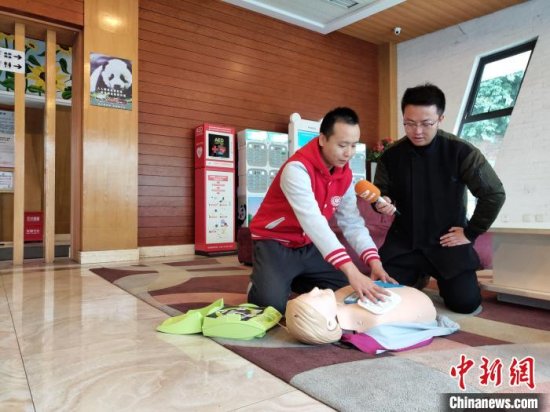 成都上线新型AED智能机箱 启动新一轮AED配置点位急救培训